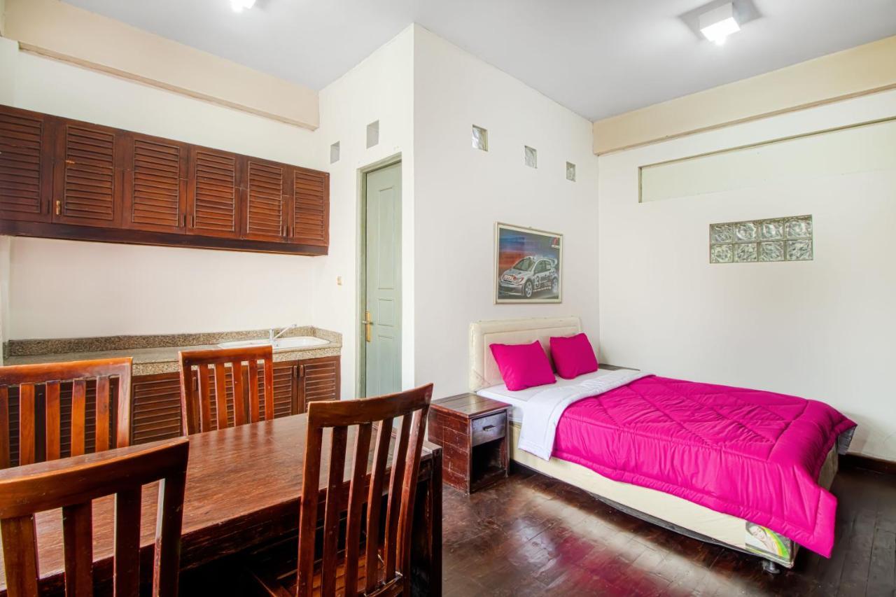 Отель Tobana House Bintaro Джакарта Экстерьер фото